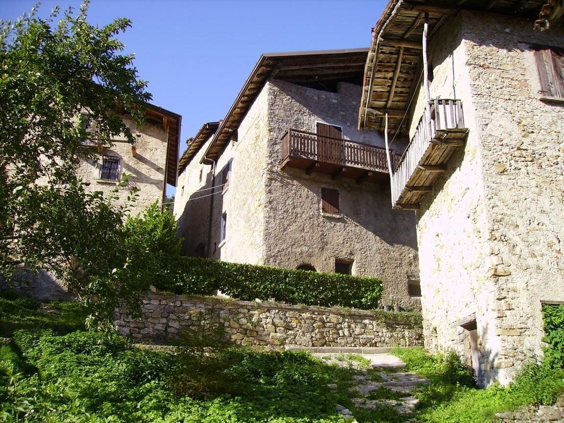 Trekking sotto le Piccole Dolomiti Bresciane: Presegno e Bisenzio Trekking sotto le Piccole Dolomiti Bresciane: Presegno e Bisenzio desktop picture
