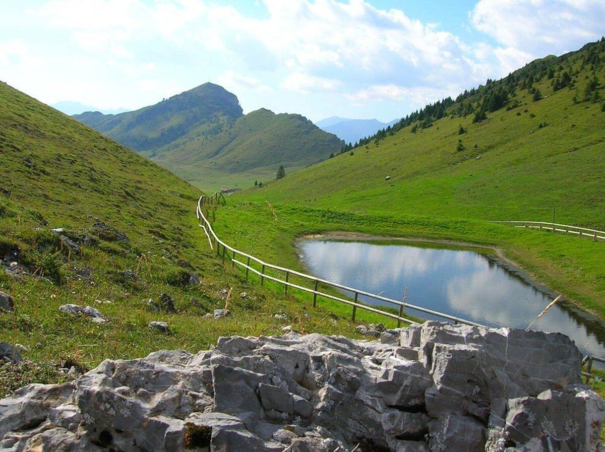 Dal Monte Farno al Rifugio Parafulmine: trekking in Val Gandino desktop picture