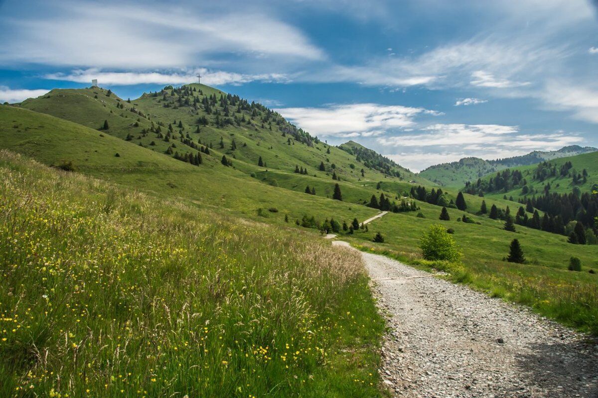 Dal Monte Farno al Rifugio Parafulmine: trekking in Val Gandino desktop picture
