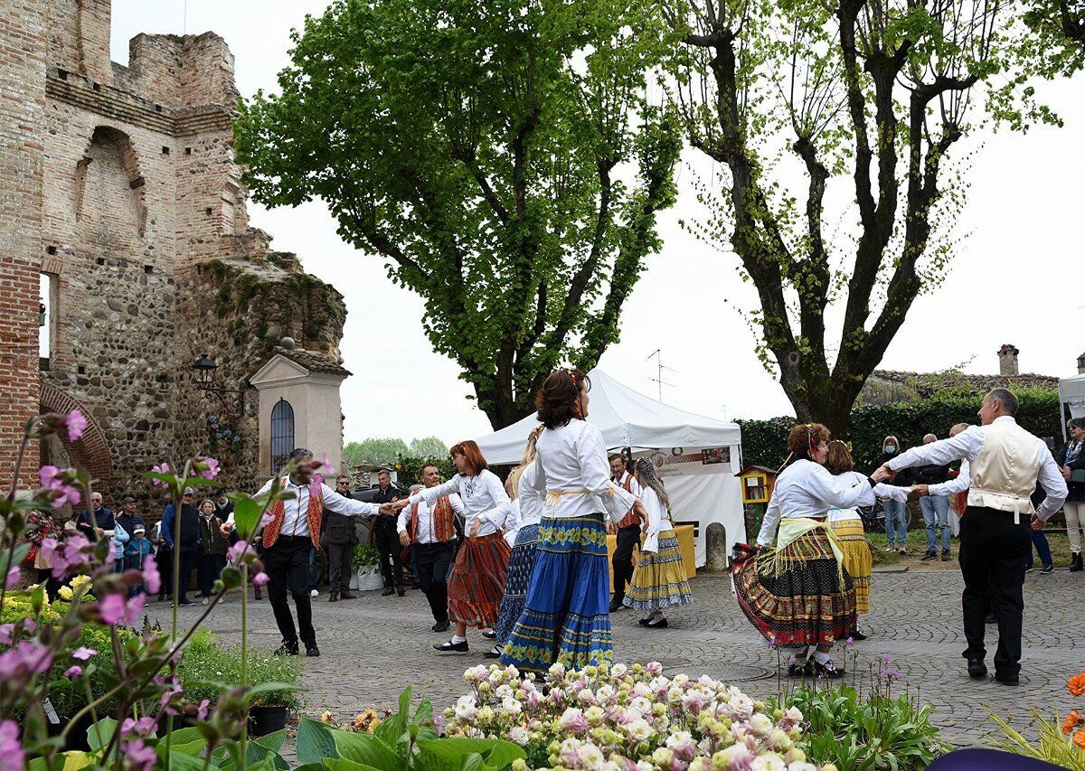 Passeggiata a Castellaro Lagusello: la festa dei fiori Passeggiata a Castellaro Lagusello: la festa dei fiori desktop picture