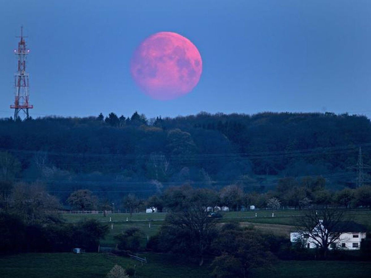 Trekking sotto la Luna Rosa di Cantoira Trekking sotto la Luna Rosa di Cantoira desktop picture