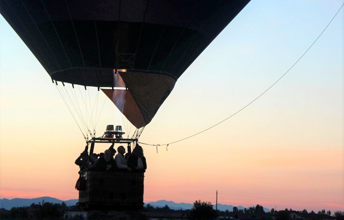 Volo in Mongolfiera al tramonto sulla pianura veneta: un'esperienza da sogno Volo in Mongolfiera al tramonto sulla pianura veneta: un'esperienza da sogno desktop picture