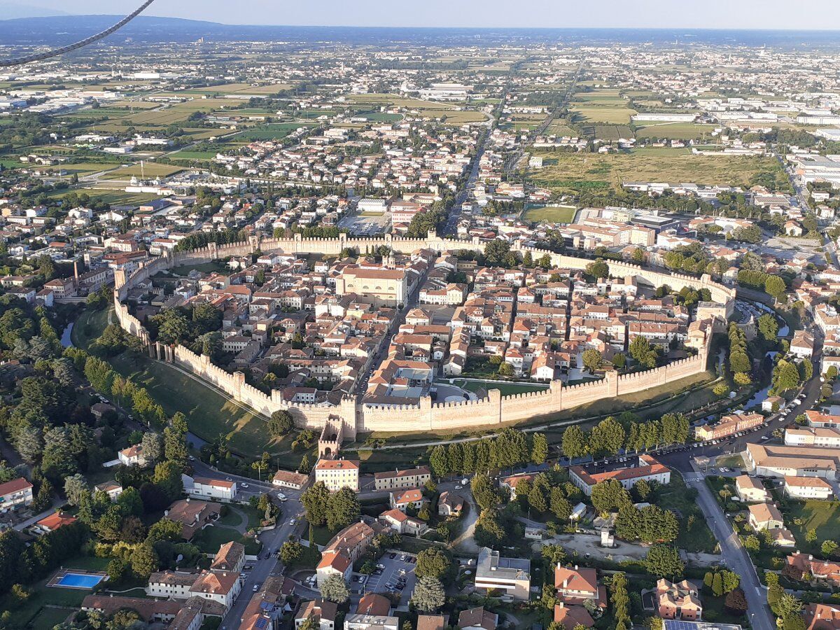 Volo in Mongolfiera al tramonto sulla pianura veneta: un'esperienza da sogno Volo in Mongolfiera al tramonto sulla pianura veneta: un'esperienza da sogno desktop picture
