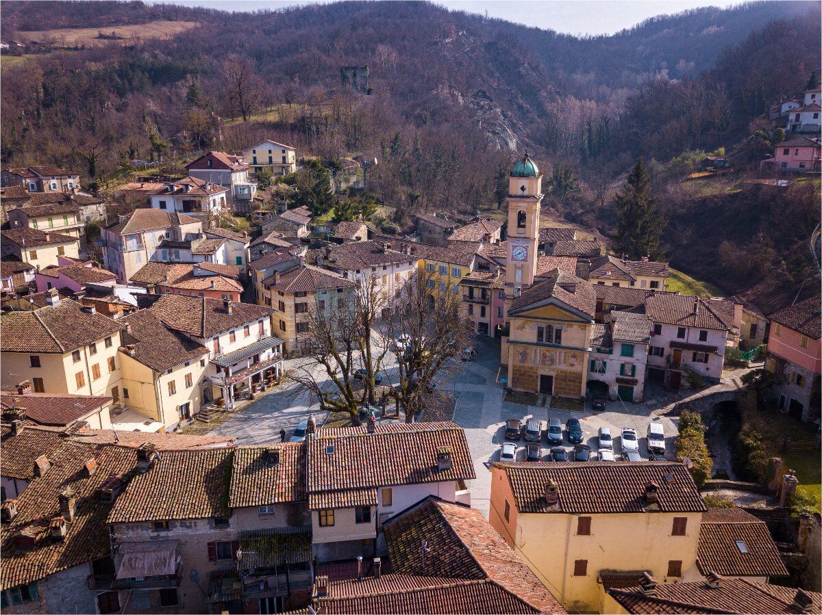 Garbagna e dintorni: Passeggiata tra bosco e borgo medioevale Garbagna e dintorni: Passeggiata tra bosco e borgo medioevale desktop picture