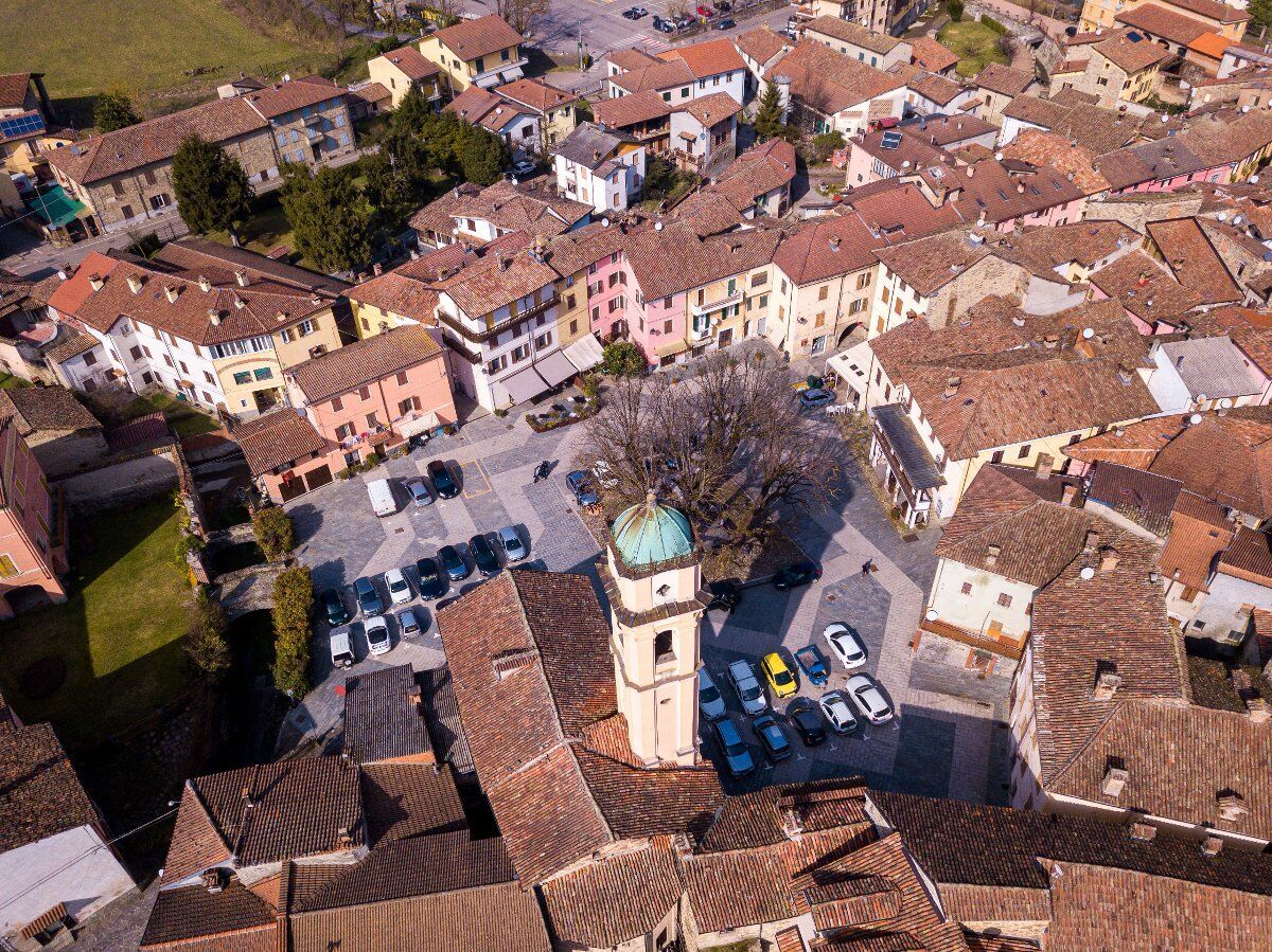Garbagna e dintorni: Passeggiata tra bosco e borgo medioevale Garbagna e dintorni: Passeggiata tra bosco e borgo medioevale desktop picture