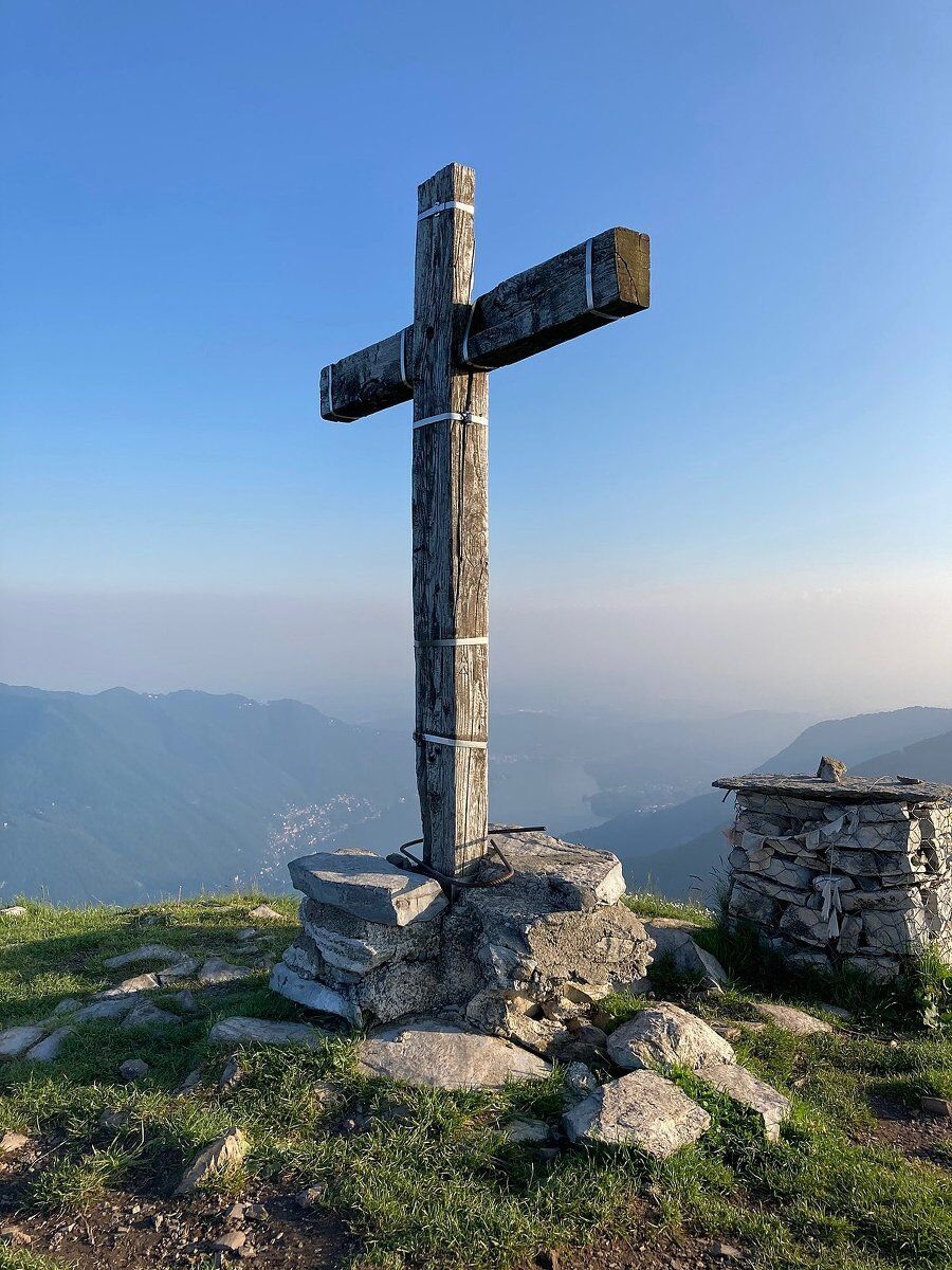 Trekking al Monte Colmegnone: vetta panoramica sul Lago di Como desktop picture