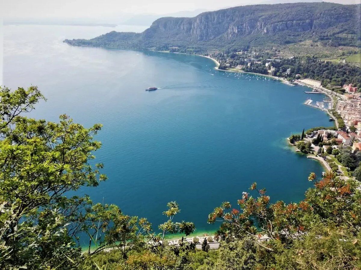 Trekking panoramico tra le Rocche del Garda desktop picture