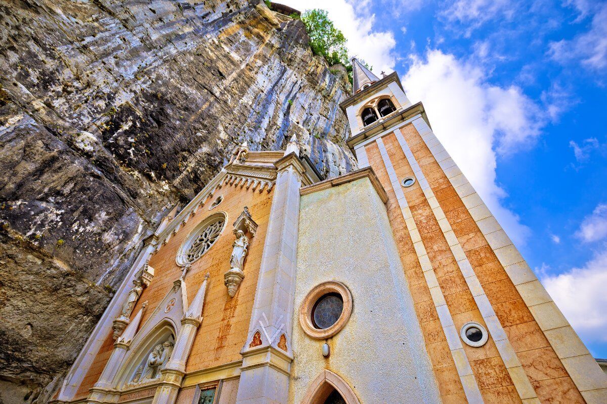 Escursione al Santuario della Madonna della Corona: Avventura e Spiritualità Escursione al Santuario della Madonna della Corona: Avventura e Spiritualità desktop picture