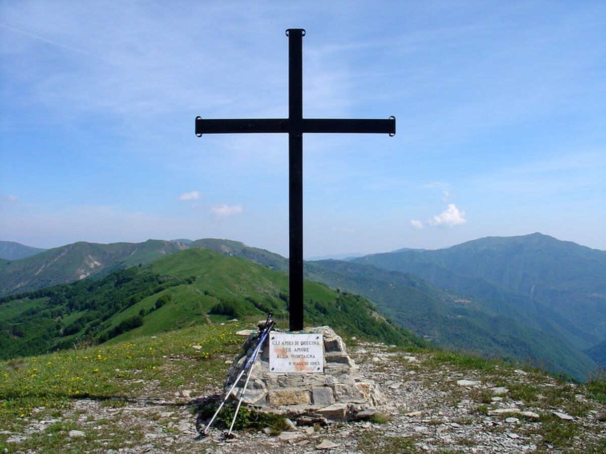 Trekking verso il Monte Carmo: i panorami dell’entroterra ligure desktop picture