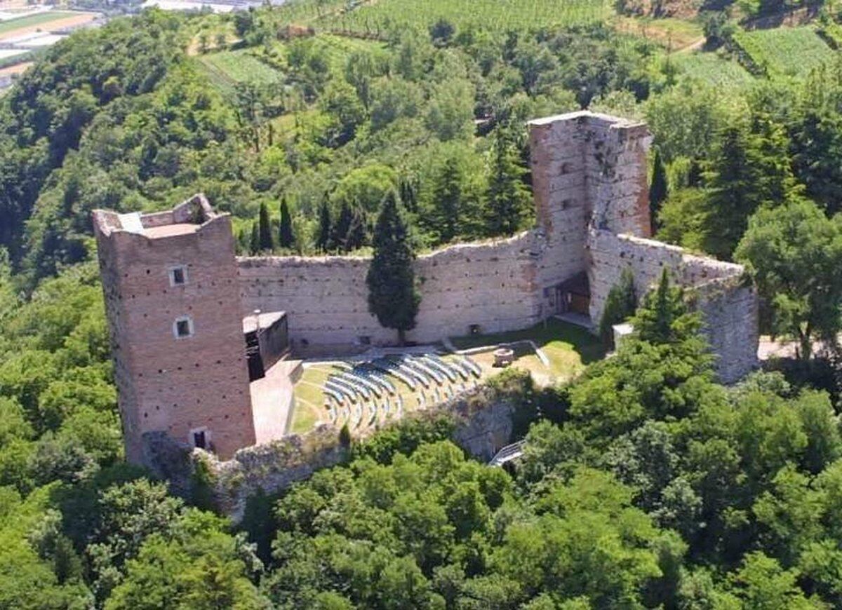 Escursione ad anello ai Castelli di Giulietta e Romeo Escursione ad anello ai Castelli di Giulietta e Romeo desktop picture