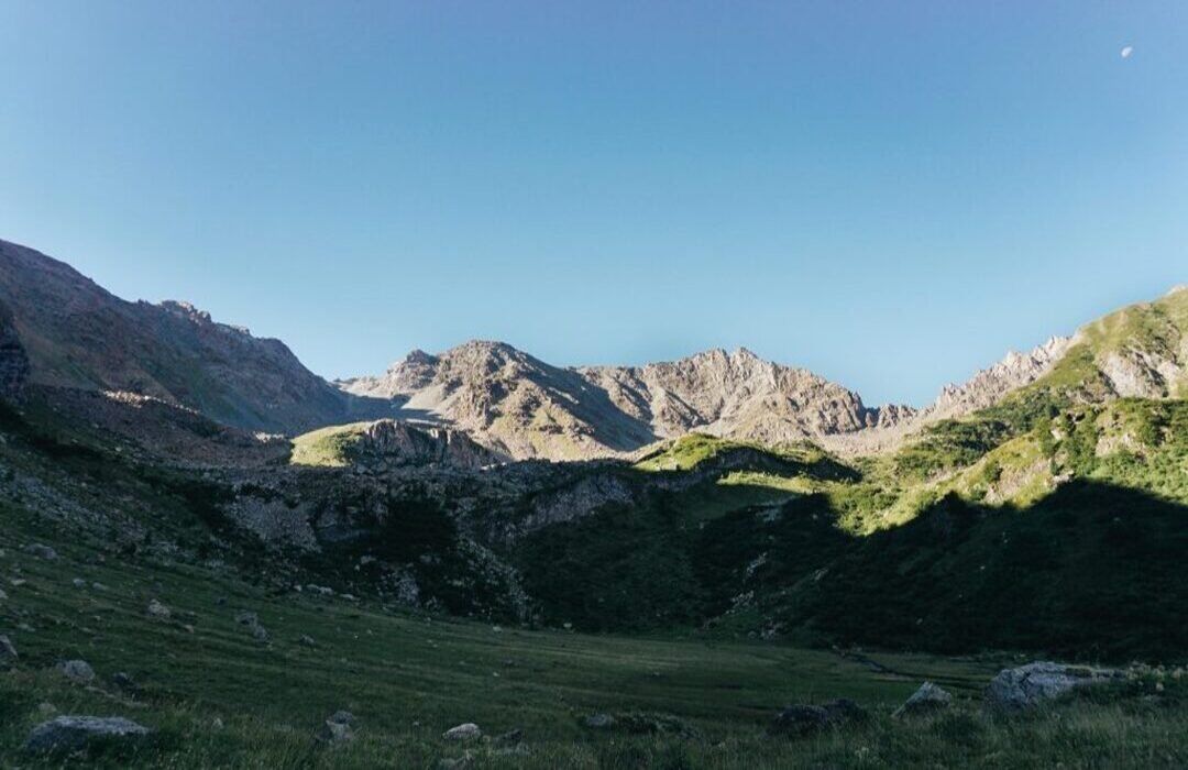 Passeggiata bucolica in Val Susa, verso il Rifugio Geat Val Gravio Passeggiata bucolica in Val Susa, verso il Rifugio Geat Val Gravio desktop picture