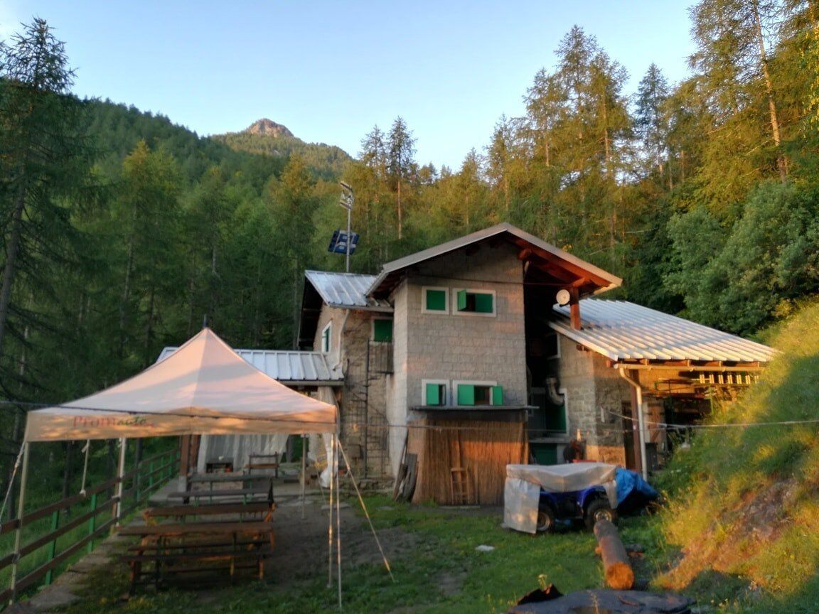 Passeggiata bucolica in Val Susa, verso il Rifugio Geat Val Gravio Passeggiata bucolica in Val Susa, verso il Rifugio Geat Val Gravio desktop picture