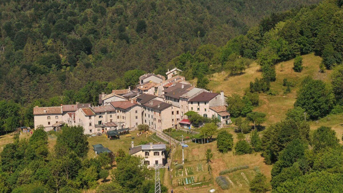 Escursione alla scoperta di Stavoli, il borgo isolato dal mondo desktop picture