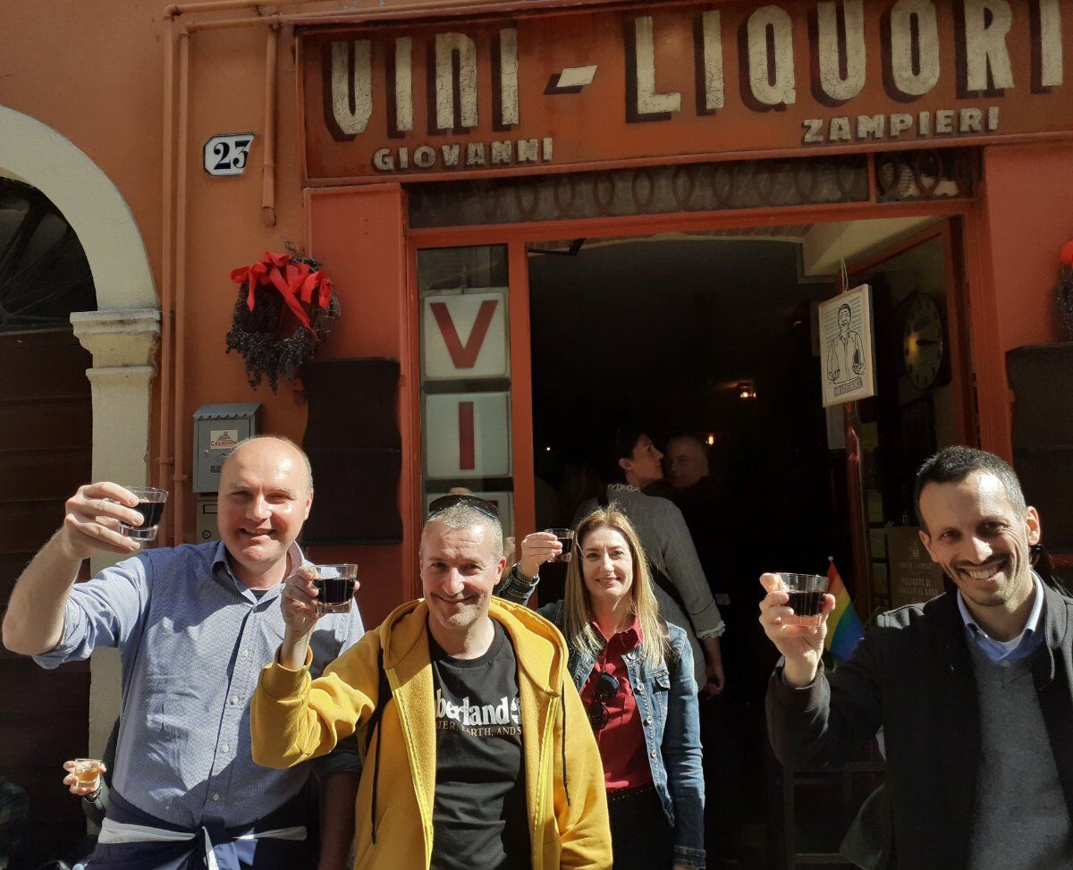 Tour guidato a Verona: osterie, caffè storici e degustazioni desktop picture