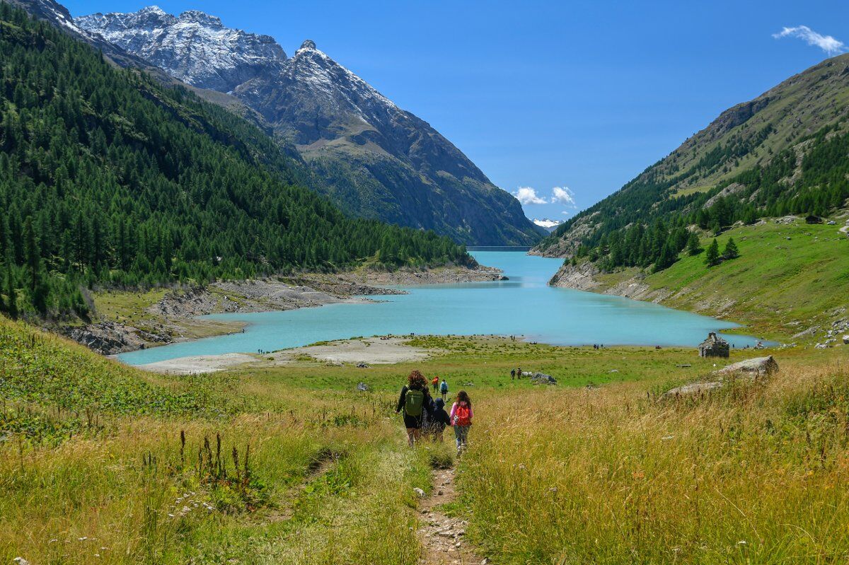 Trekking in Val d'Aosta: il Rifugio Prarayer e il Lago di Place Moulin desktop picture