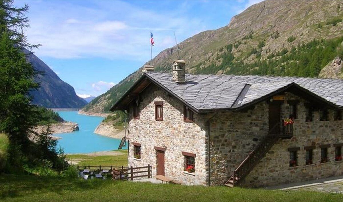 Trekking in Val d'Aosta: il Rifugio Prarayer e il Lago di Place Moulin desktop picture