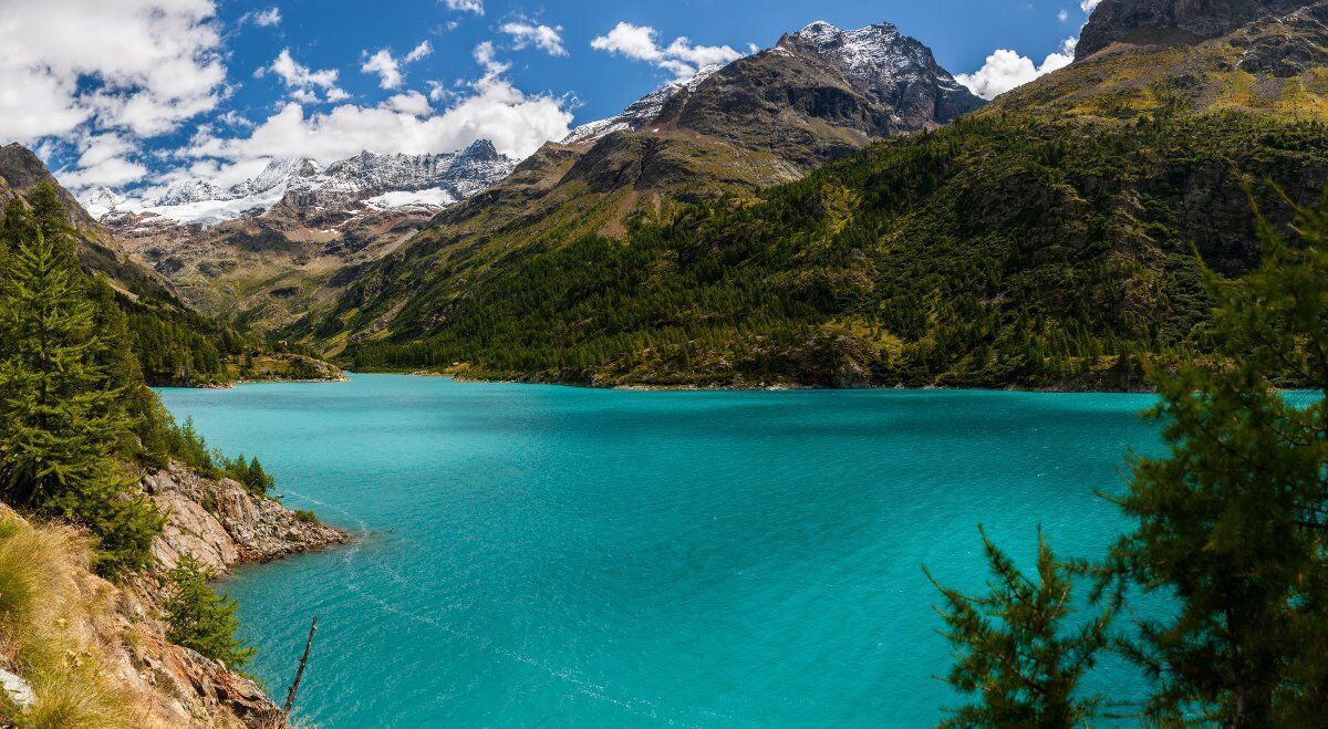 Trekking in Val d'Aosta: il Rifugio Prarayer e il Lago di Place Moulin desktop picture