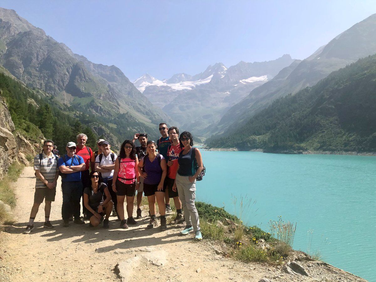 Trekking in Val d'Aosta: il Rifugio Prarayer e il Lago di Place Moulin desktop picture
