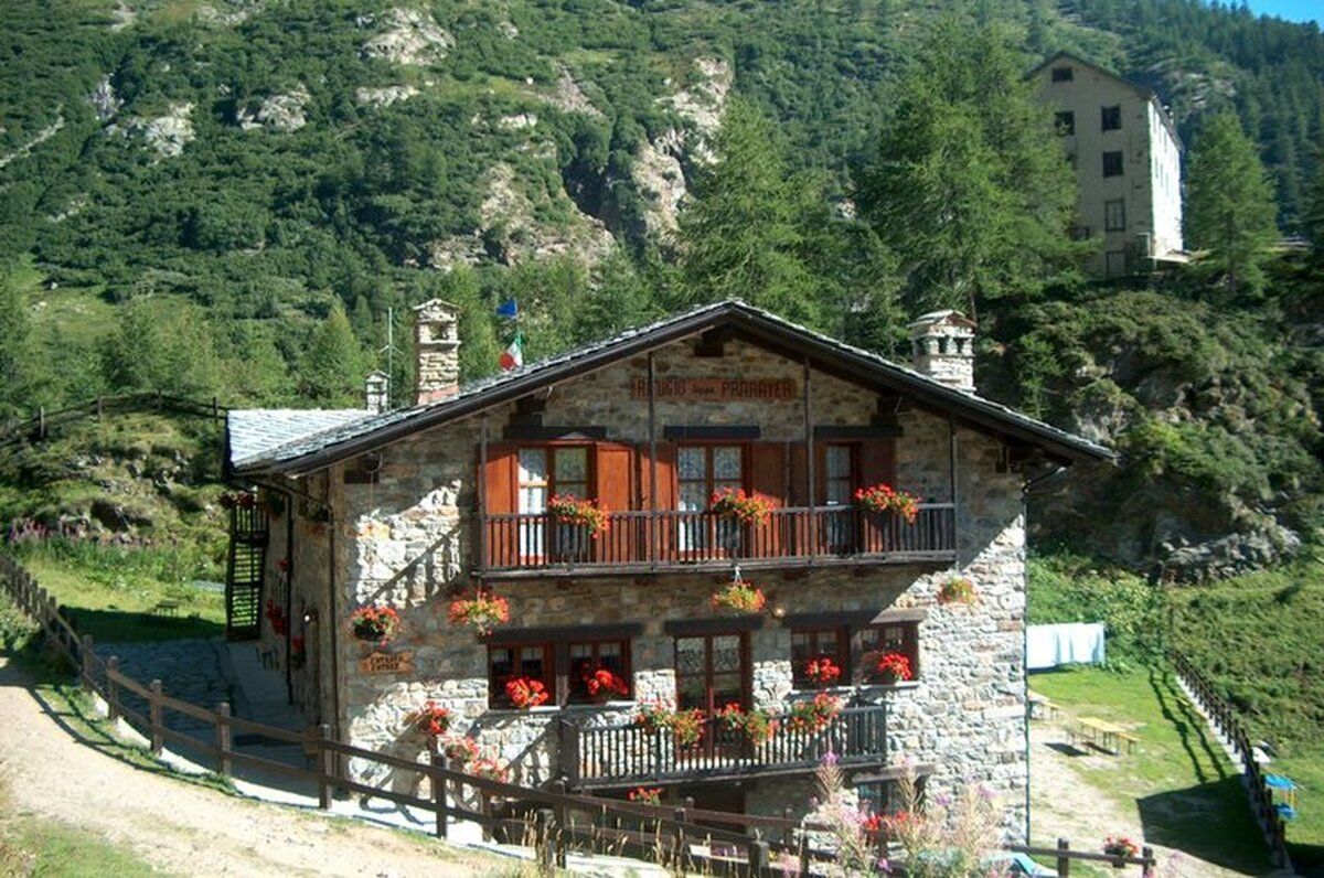 Trekking in Val d'Aosta: il Rifugio Prarayer e il Lago di Place Moulin desktop picture