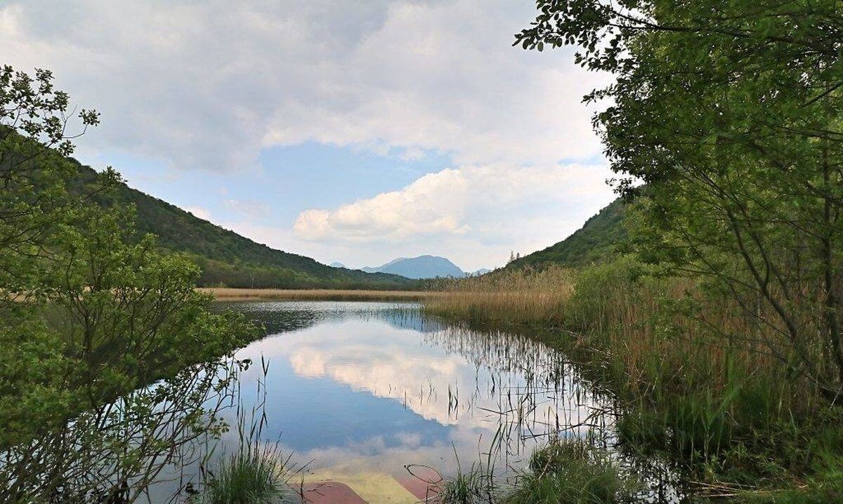Percorso ad anello in Valganna tra laghetti, ruscelli e panorami Percorso ad anello in Valganna tra laghetti, ruscelli e panorami desktop picture