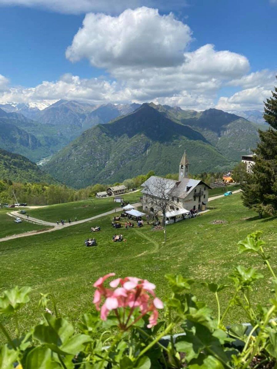 Escursione panoramica con vista sul Monte Rosa all'Alpe di Mera desktop picture