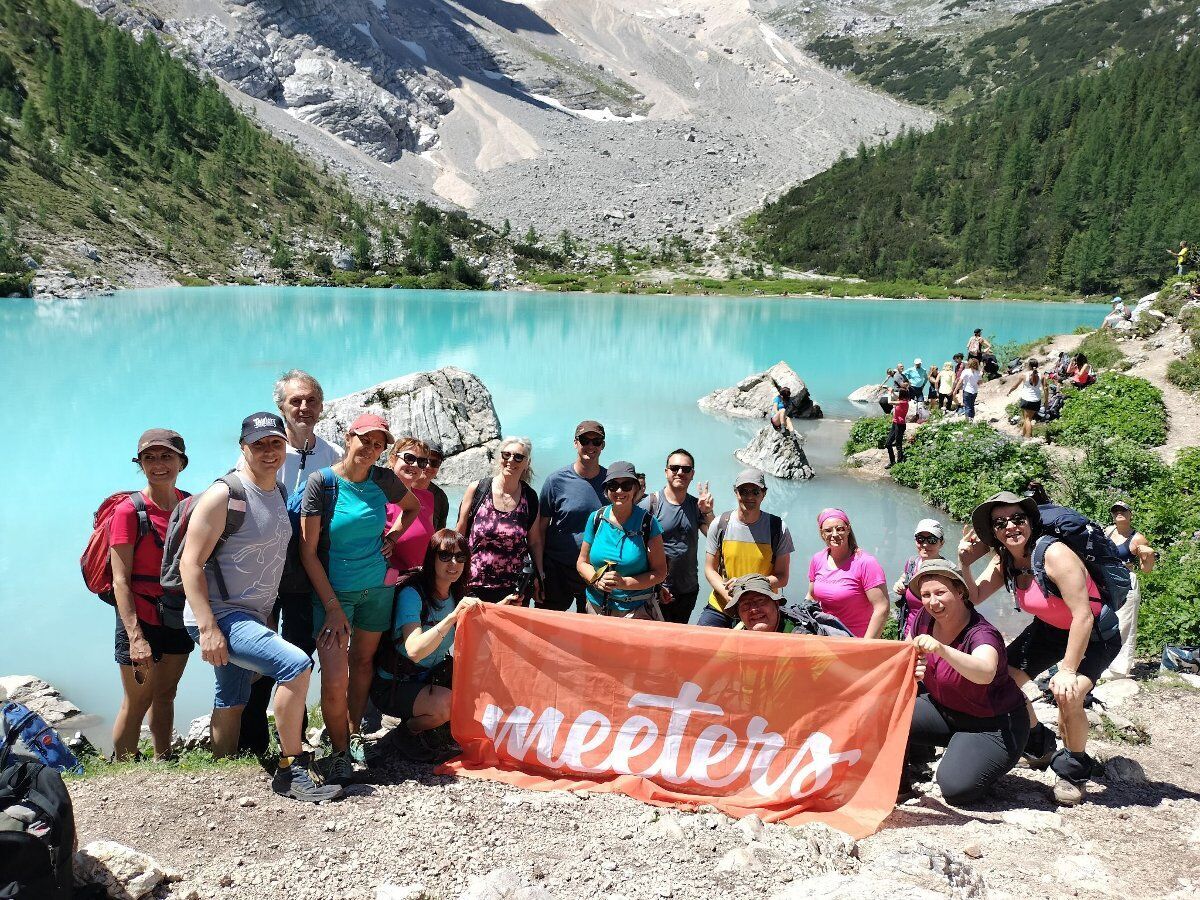 Trekking al Lago di Sorapis: specchio d'acqua dipinto nelle Dolomiti desktop picture