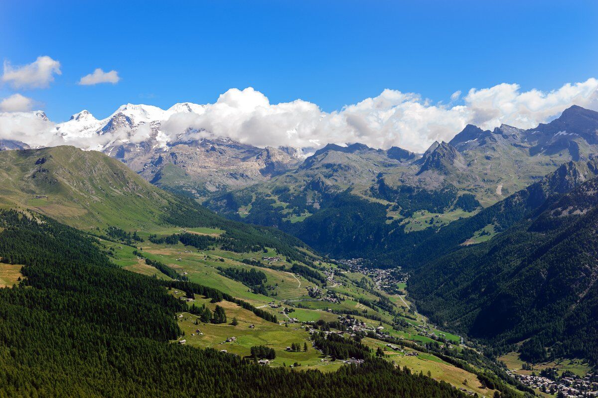 Trekking ‘’al contrario’’ in Val d’Ayas: gli scenari delle 8 montagne desktop picture