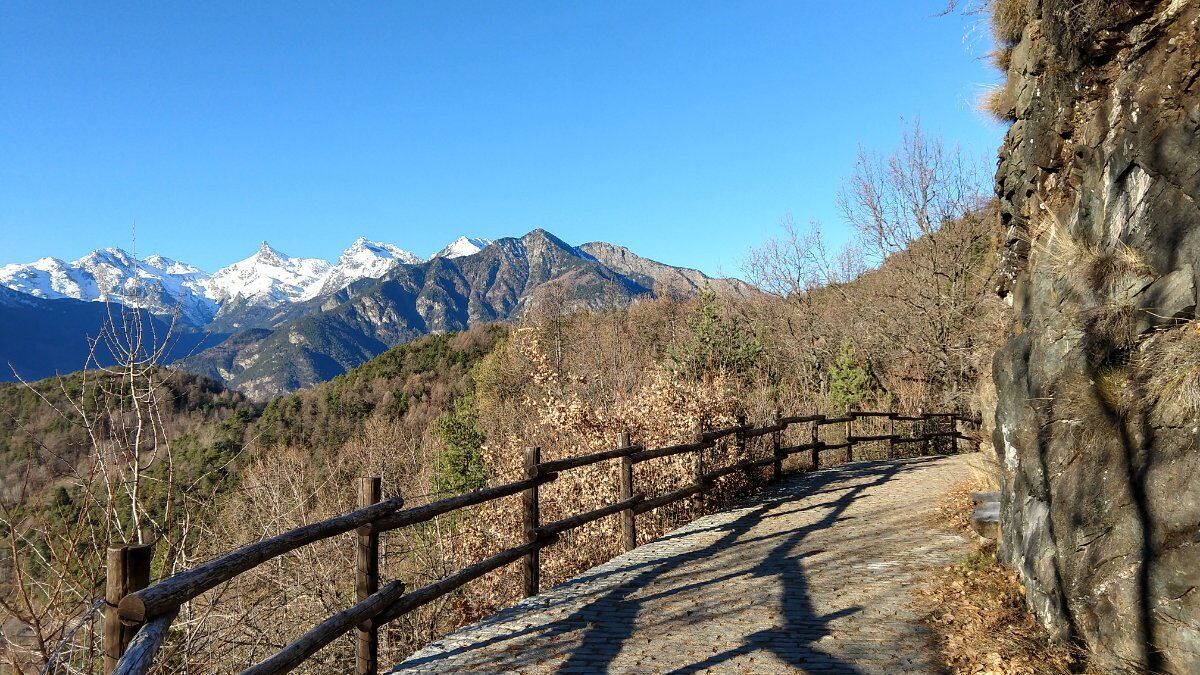 Trekking ‘’al contrario’’ in Val d’Ayas: gli scenari delle 8 montagne desktop picture