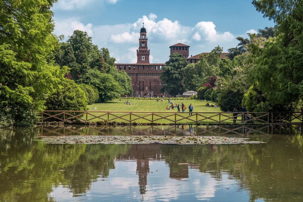 Picnic estivo nel verde di Parco Sempione a Milano desktop picture