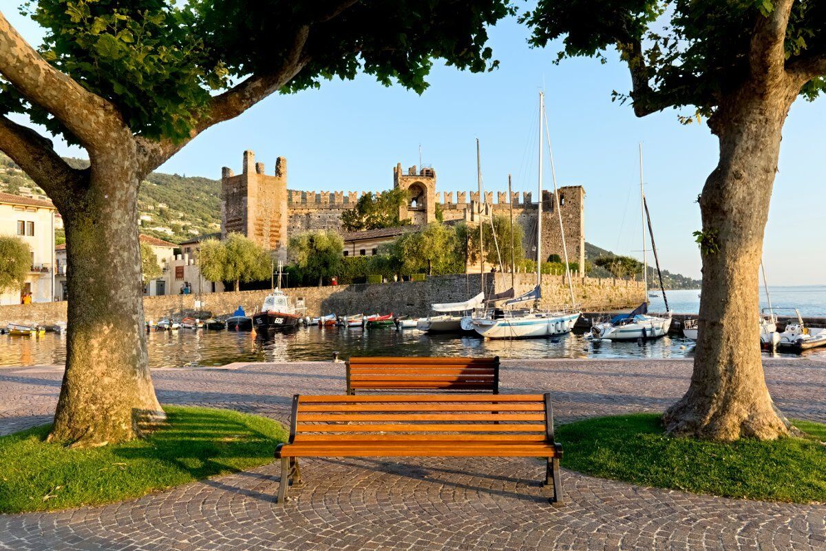 Gita a Torri del Benaco: il Castello Scaligero e il borgo medievale Gita a Torri del Benaco: il Castello Scaligero e il borgo medievale desktop picture
