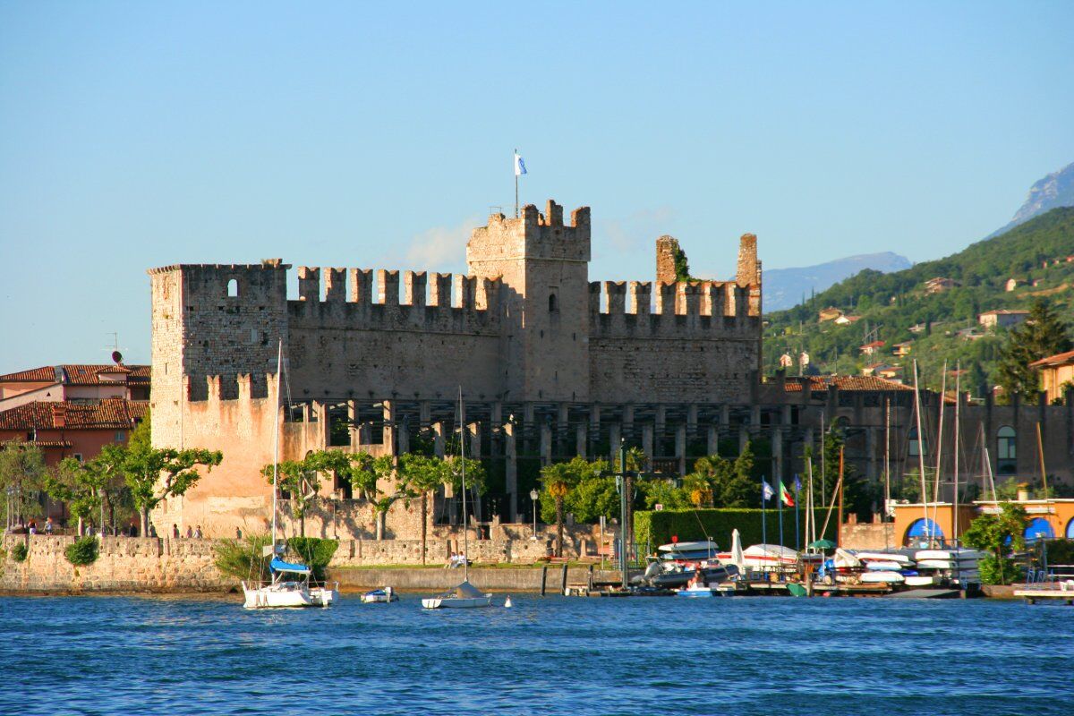 Gita a Torri del Benaco: il Castello Scaligero e il borgo medievale Gita a Torri del Benaco: il Castello Scaligero e il borgo medievale desktop picture