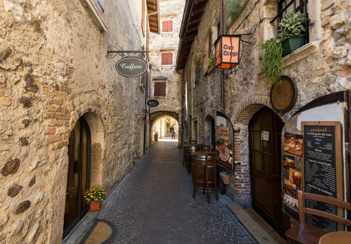 Gita a Torri del Benaco: il Castello Scaligero e il borgo medievale Gita a Torri del Benaco: il Castello Scaligero e il borgo medievale desktop picture