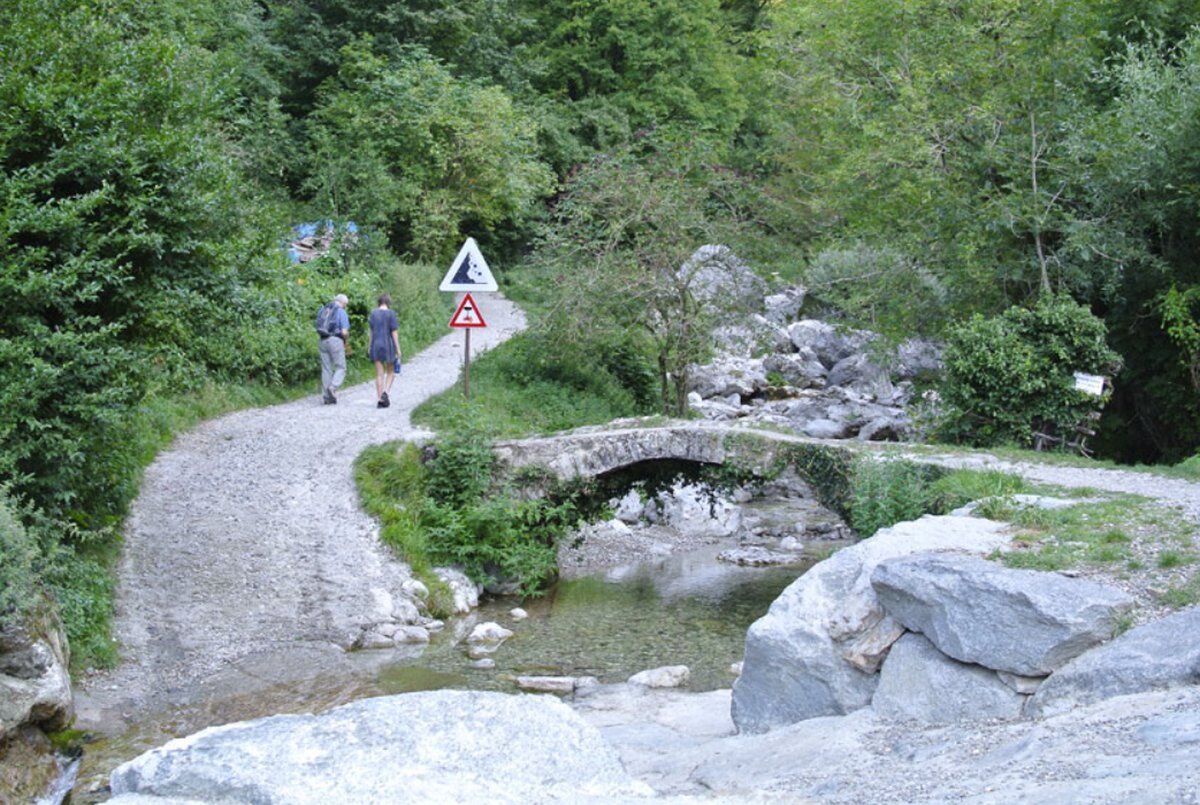 Trekking verso il Rifugio Capanna Monza, ai piedi del Resegone Trekking verso il Rifugio Capanna Monza, ai piedi del Resegone desktop picture