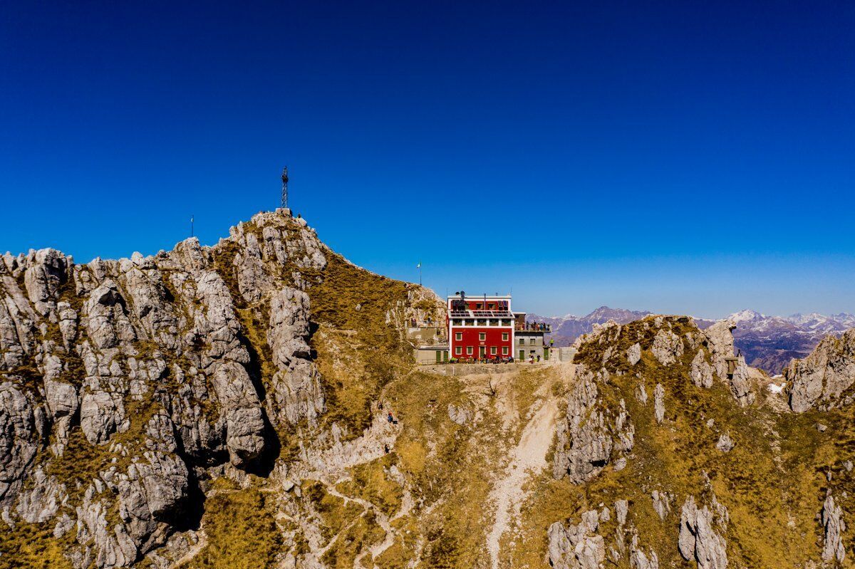 Trekking verso il Rifugio Capanna Monza, ai piedi del Resegone Trekking verso il Rifugio Capanna Monza, ai piedi del Resegone desktop picture