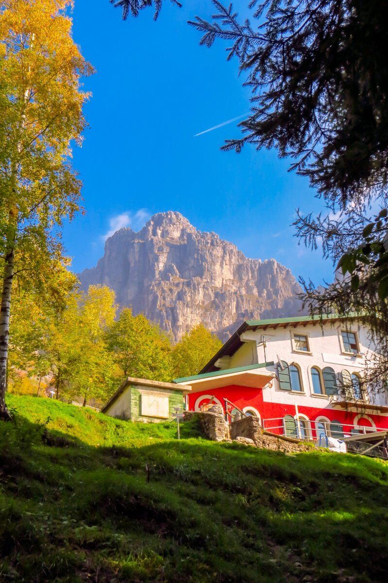 Trekking verso il Rifugio Capanna Monza, ai piedi del Resegone Trekking verso il Rifugio Capanna Monza, ai piedi del Resegone desktop picture