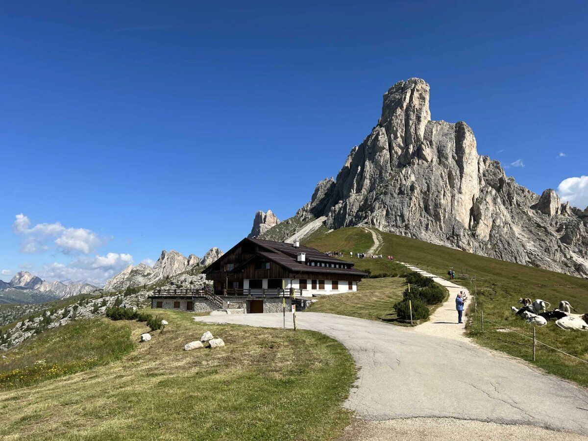 Escursione dal Passo Giau: Cinque Torri e Nuvolau Escursione dal Passo Giau: Cinque Torri e Nuvolau desktop picture