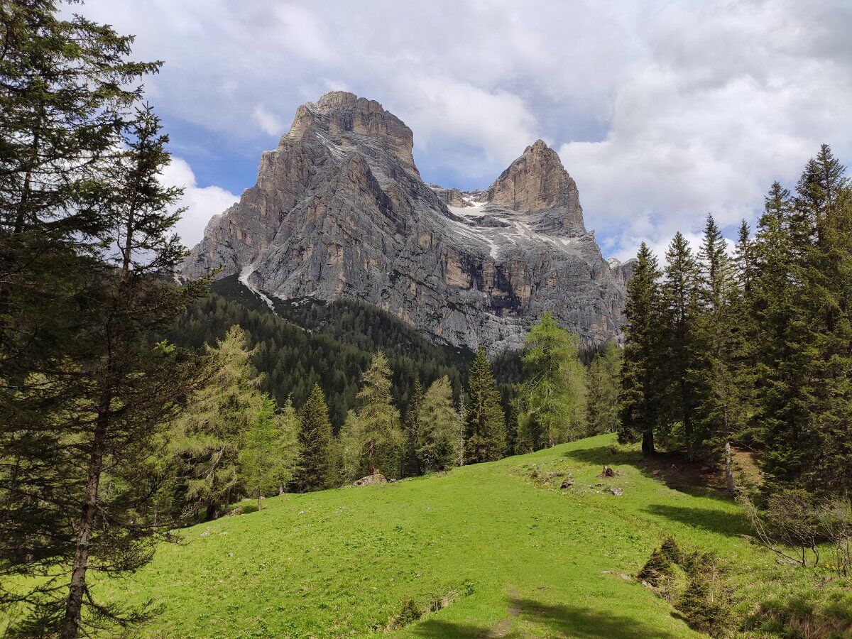 La bellezza del Monte Pelmo: trekking da Zoppè fino al Rifugio Venezia La bellezza del Monte Pelmo: trekking da Zoppè fino al Rifugio Venezia desktop picture