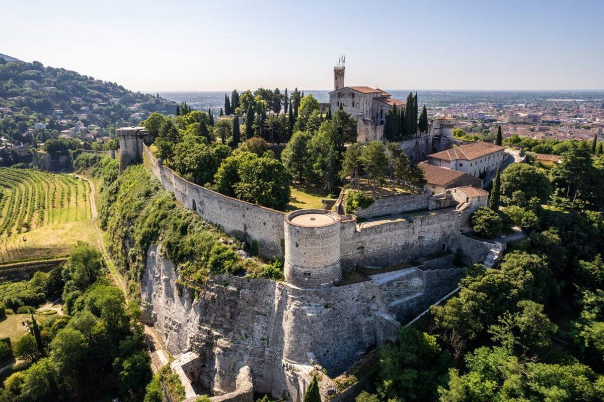 Passeggiata mattutina al Castello di Brescia Passeggiata mattutina al Castello di Brescia desktop picture