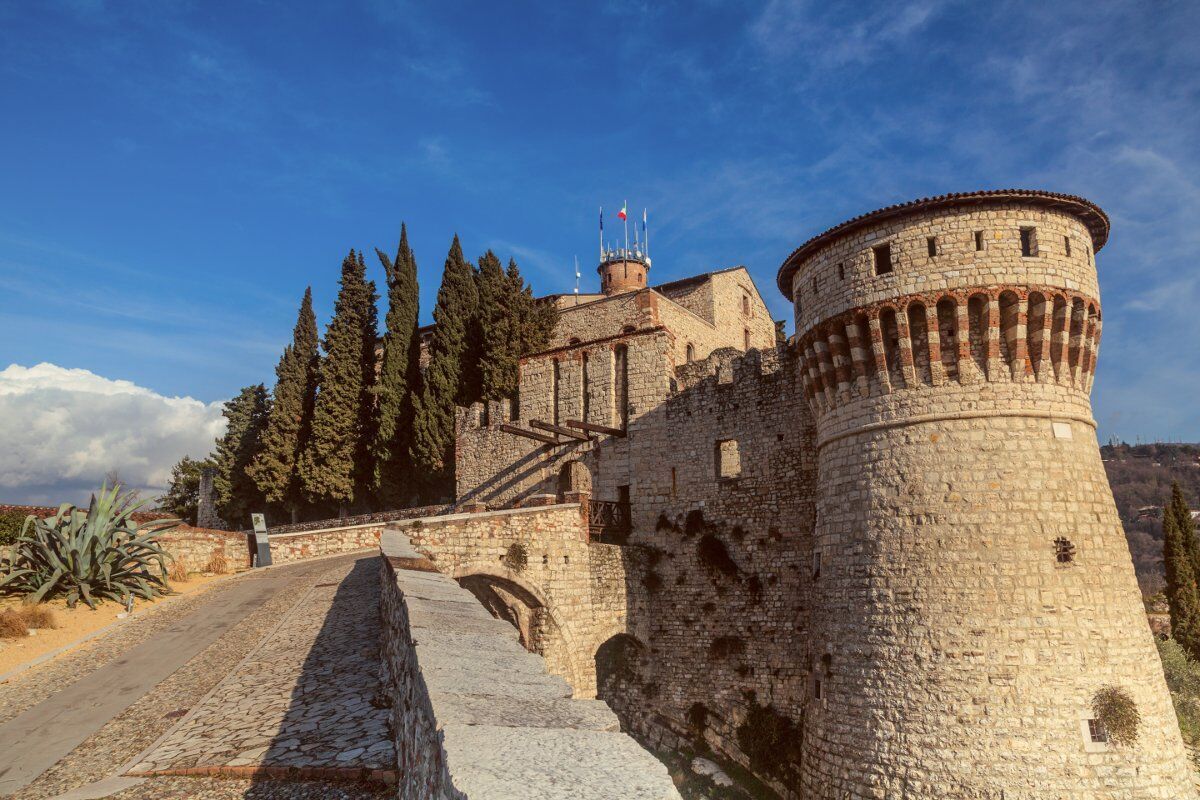 Passeggiata mattutina al Castello di Brescia desktop picture