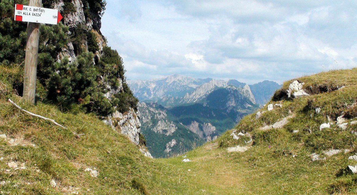 Trekking nel cuore delle Piccole Dolomiti: la Catena delle Tre Croci Trekking nel cuore delle Piccole Dolomiti: la Catena delle Tre Croci desktop picture