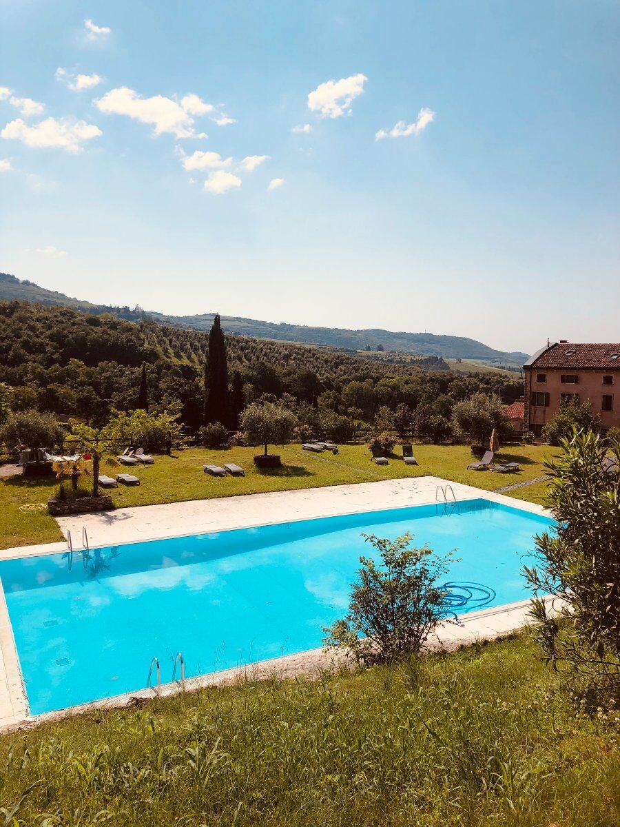 Ferragosto in piscina tra le colline veronesi desktop picture