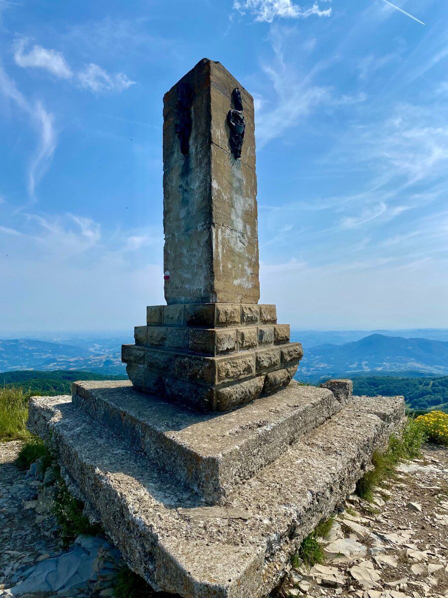 Trekking panoramico: in cima al Monte Caio Trekking panoramico: in cima al Monte Caio desktop picture