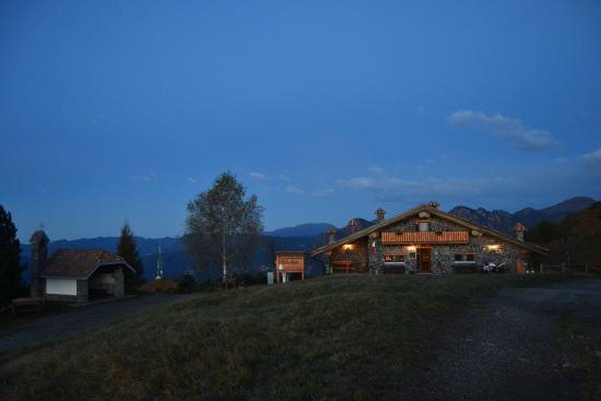 Trekking con cena in rifugio sul Monte Stino : un balcone sul Lago d'Idro desktop picture