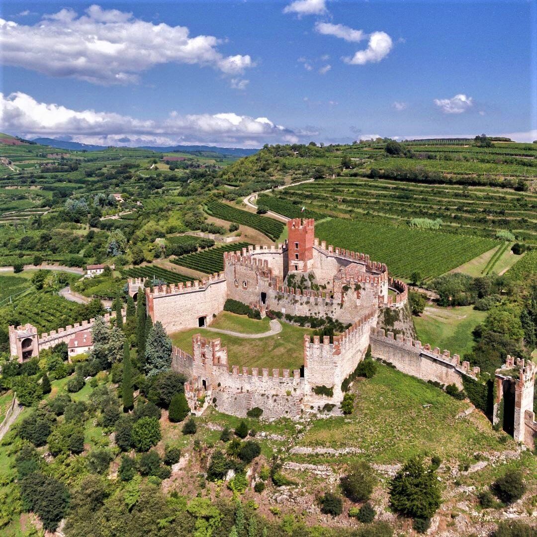 Tour nel borgo fortificato di Soave: la Festa dell'Uva Tour nel borgo fortificato di Soave: la Festa dell'Uva desktop picture