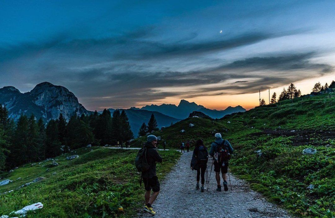 Tramonto sul monte Crot: un balcone sulle valli di Zoldo e Fiorentina Tramonto sul monte Crot: un balcone sulle valli di Zoldo e Fiorentina desktop picture