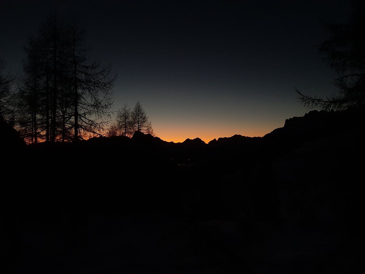 Tramonto sul monte Crot: un balcone sulle valli di Zoldo e Fiorentina Tramonto sul monte Crot: un balcone sulle valli di Zoldo e Fiorentina desktop picture