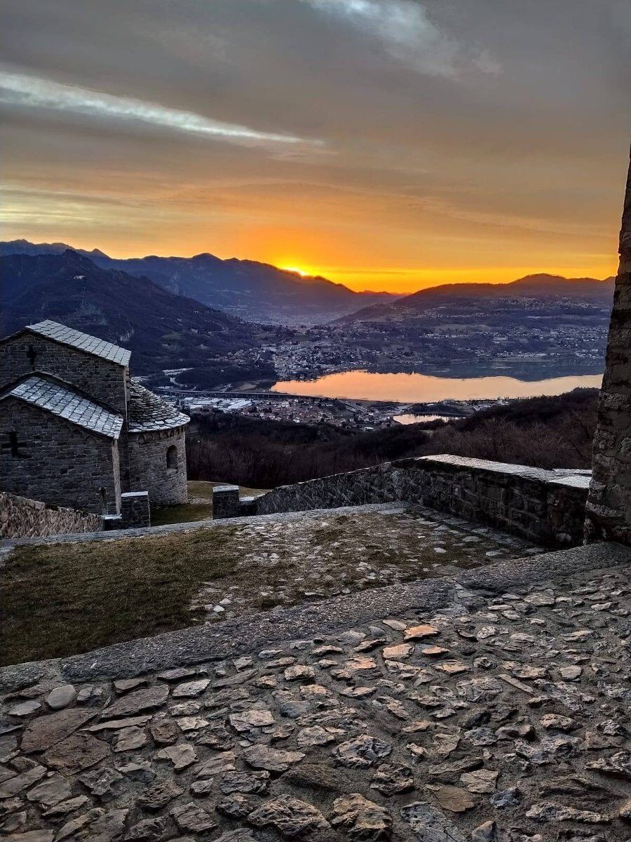 Escursione e tramonto all’abbazia di San Pietro al Monte desktop picture