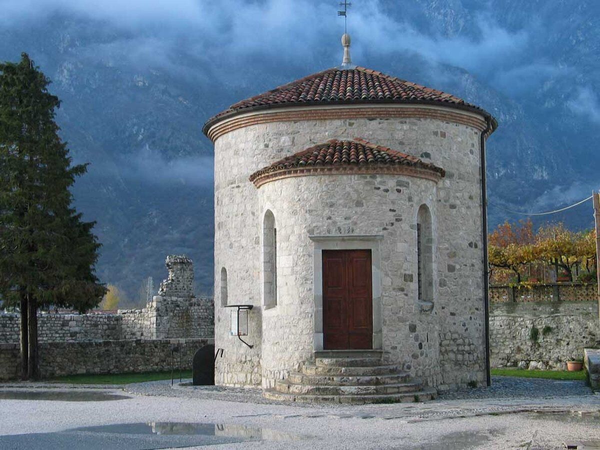 Passeggiata guidata a Venzone, il borgo medievale rinato Passeggiata guidata a Venzone, il borgo medievale rinato desktop picture