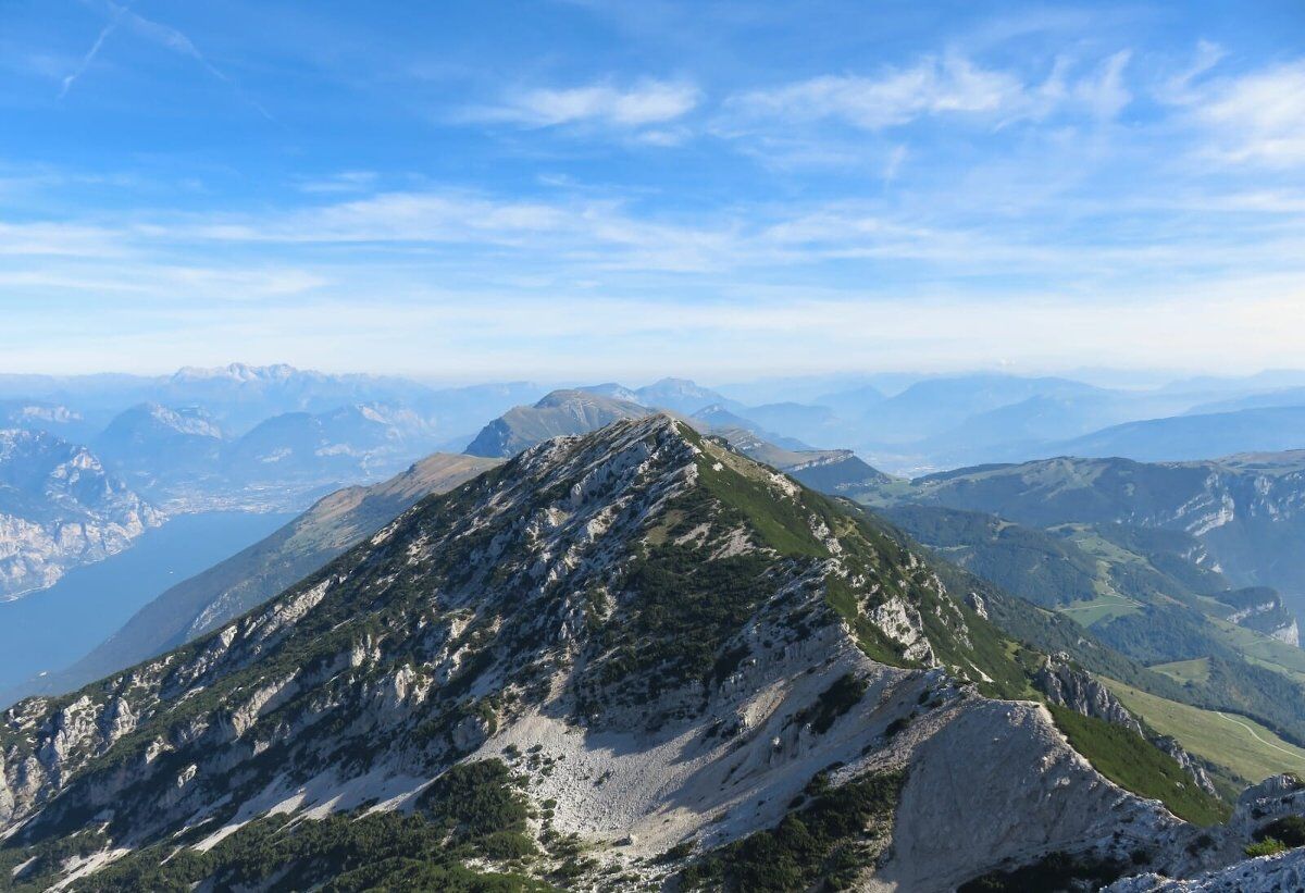 Escursione verso Cima Valdritta, la vetta più alta del Monte Baldo desktop picture