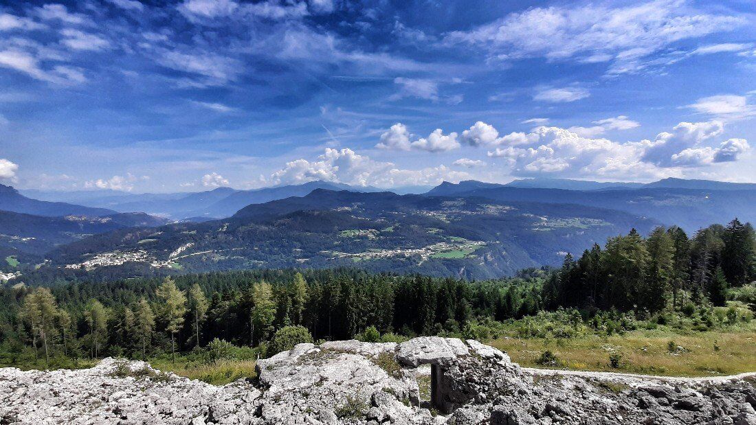 L'Alpe Cimbra: anello del Forte Luserna con pranzo in Malga desktop picture